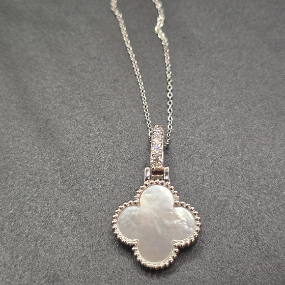 ✨ Mother of Pearl Clover Pendant Necklace – Sterling Silver & Moissanite ✨ - Picture 4 of 4